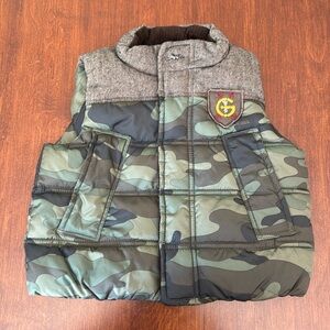 Camouflage Puffer Vest with Crest Patch